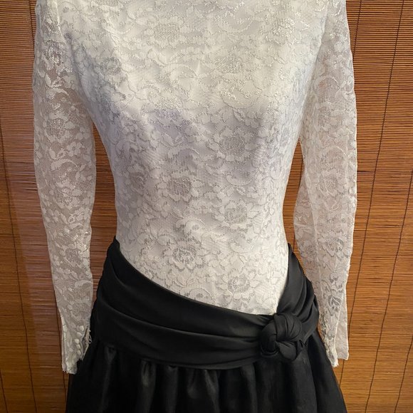 Vintage Black & White Lace Gown Size 10 Please note measurements - Picture 2 of 6